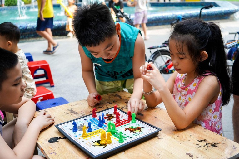 Niềm vui bừng l&ecirc;n khi ch&uacute; ngựa đầu ti&ecirc;n về chuồng khi c&ugrave;ng bạn chơi tr&ograve; c&aacute; ngựa. (Ảnh: TNPM)