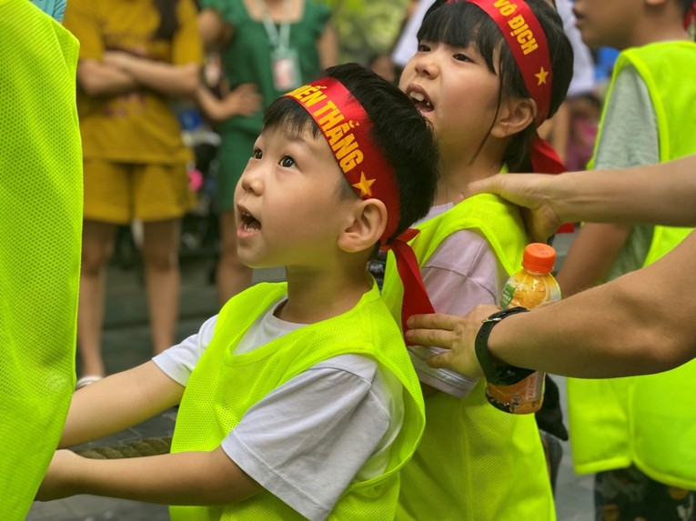 Tr&aacute;nh xa smartphone, c&aacute;c em đ&oacute;n nhận niềm vui trong tr&ograve; chơi k&eacute;o co. (Ảnh: TNPM)