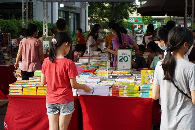 &ldquo;Tiếp lửa&rdquo; tri thức trong ng&agrave;y hội s&aacute;ch ngay tại s&acirc;n khu đ&ocirc; thị. (Ảnh: TNPM)