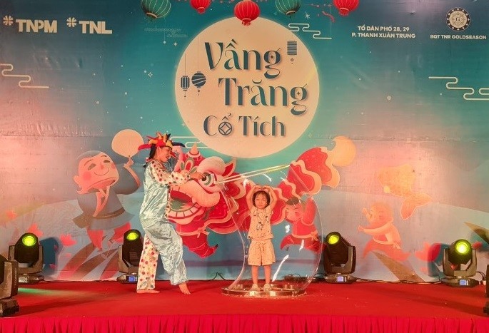 B&ecirc;n cạnh những tr&ograve; chơi tăng cường vận động, th&ecirc;m gắn kết l&agrave; những s&acirc;n khấu để c&aacute;c em tỏa s&aacute;ng. (Ảnh: TNPM)