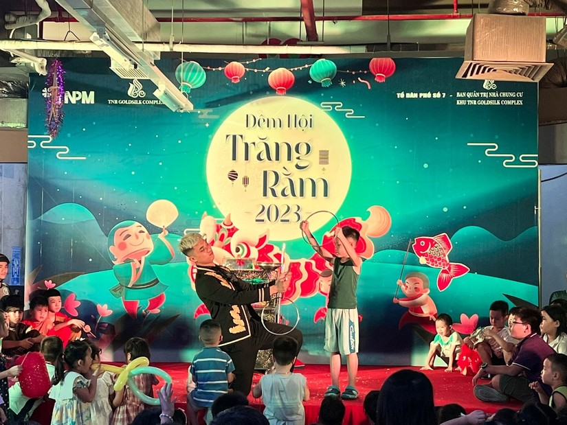 Khoảnh khắc vui đ&ecirc;m Trung thu của cư d&acirc;n tại khu đ&ocirc; thị Goldmark City.