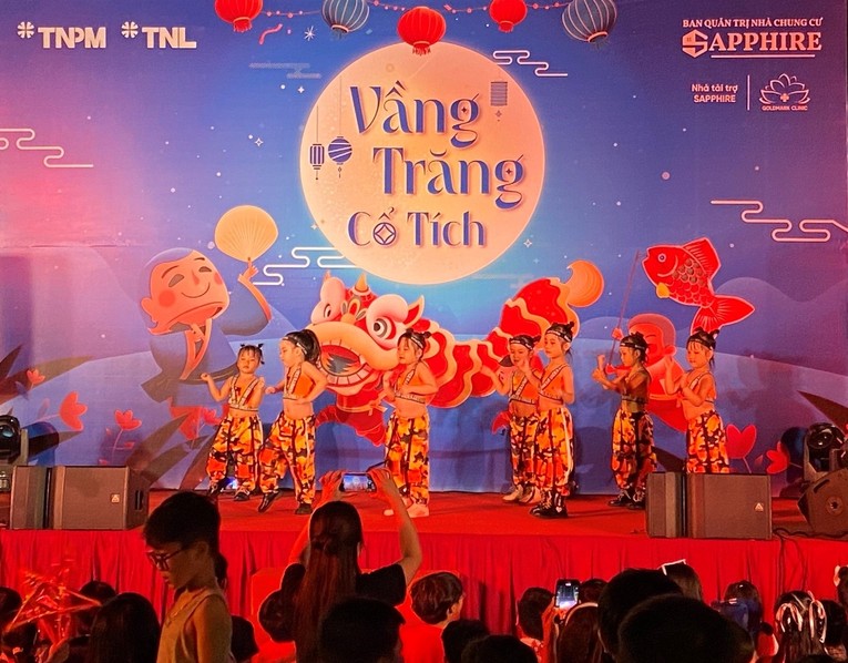 Những &ldquo;nghệ sĩ nh&iacute;&rdquo; tỏa s&aacute;ng tr&ecirc;n s&acirc;n khấu với tiết mục m&uacute;a được chuẩn bị kỹ c&agrave;ng v&agrave; c&ocirc;ng phu. (Ảnh: TNPM)