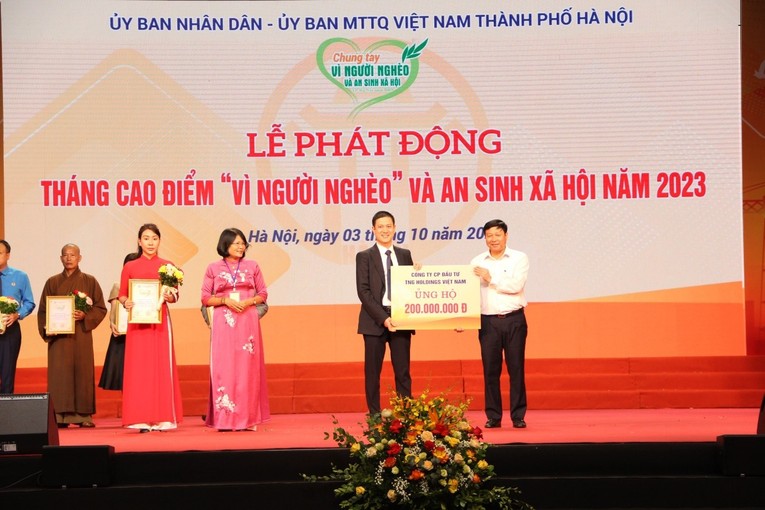 Đại diện Tập đo&agrave;n TNG Holdings Vietnam trao số tiền ủng hộ cho đại diện MTTQ TP H&agrave; Nội.