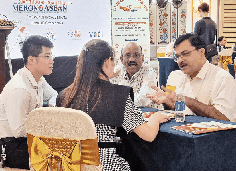 C&aacute;c doanh nghiệp đang trao đổi, l&agrave;m việc tại buổi giao lưu. Ảnh: Anh Thư