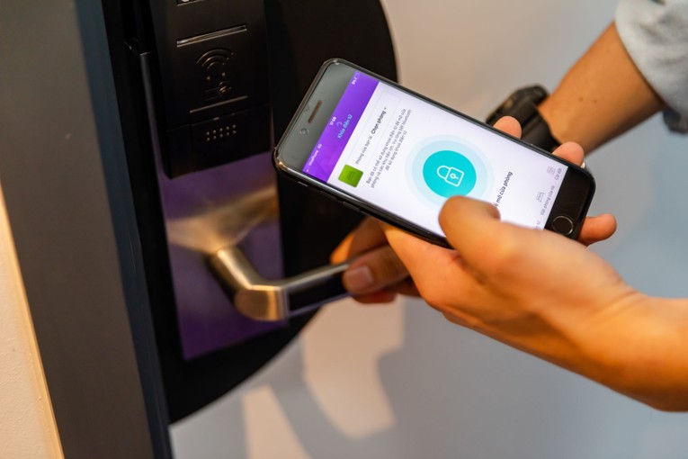 Kh&aacute;ch h&agrave;ng trải nghiệm c&ocirc;ng nghệ kh&aacute;ch sạn th&ocirc;ng minh tại SOJO Hotels.