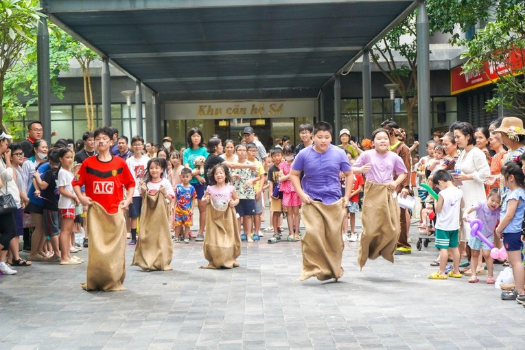 Ng&agrave;y hội tr&ograve; chơi d&acirc;n gian được c&aacute;c cư d&acirc;n nh&iacute; hưởng ứng t&iacute;ch cực.
