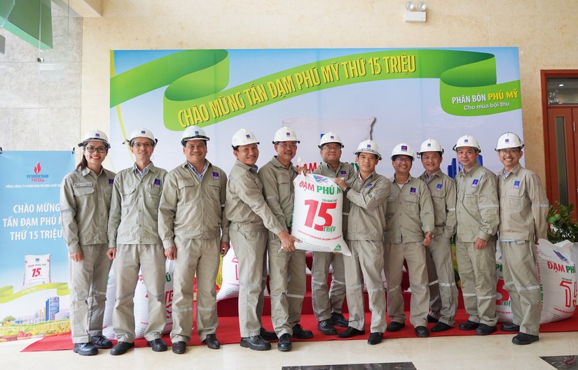 C&aacute;n bộ c&ocirc;ng nh&acirc;n vi&ecirc;n Nh&agrave; m&aacute;y Đạm Ph&uacute; Mỹ đ&oacute;n cột mốc sản lượng 15 triệu tấn Ure.