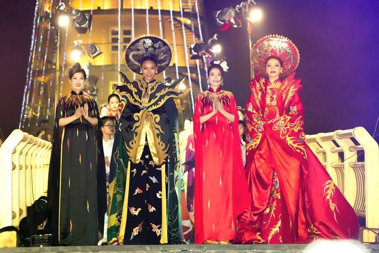 NTK Hương Befful (&aacute;o d&agrave;i đen b&ecirc;n ngo&agrave;i) v&agrave; NTK Thoa Trần (&aacute;o d&agrave;i đỏ thứ hai từ b&ecirc;n phải), tại buổi giới thiệu BST &ldquo;Hướng về cội nguồn&rdquo; trong chương tr&igrave;nh &ldquo;Linh thi&ecirc;ng nguồn cội &ndash; Đất tổ H&ugrave;ng Vương&rdquo; tại TP Việt Tr&igrave;, tỉnh Ph&uacute; Thọ trong dịp Lễ hội Đền H&ugrave;ng 2023.