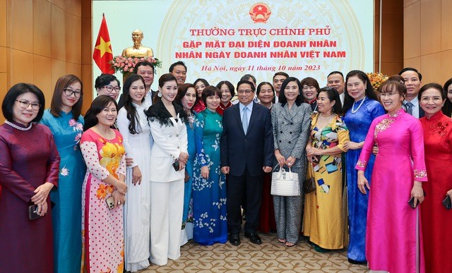 Thủ tướng Phạm Minh Ch&iacute;nh v&agrave; c&aacute;c doanh nh&acirc;n - Ảnh: VGP