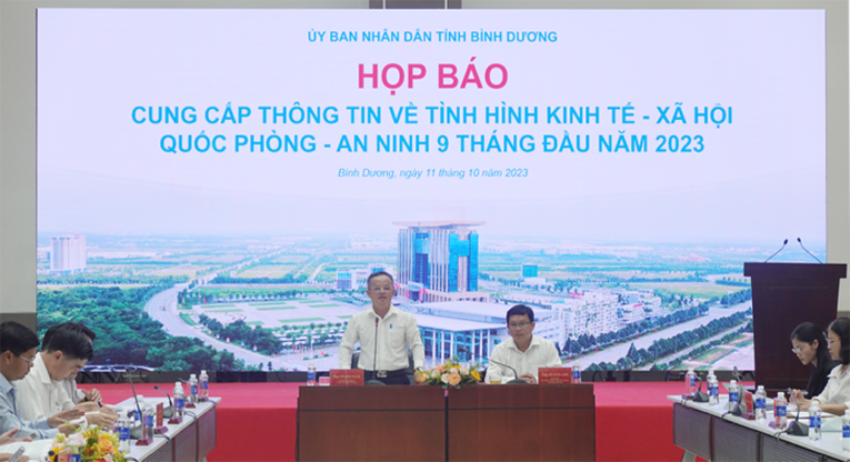 Họp b&aacute;o t&igrave;nh h&igrave;nh kinh tế - x&atilde; hội, quốc ph&ograve;ng &ndash; an ninh 9 th&aacute;ng đầu năm 2023. Ảnh: Binhduong.gov.