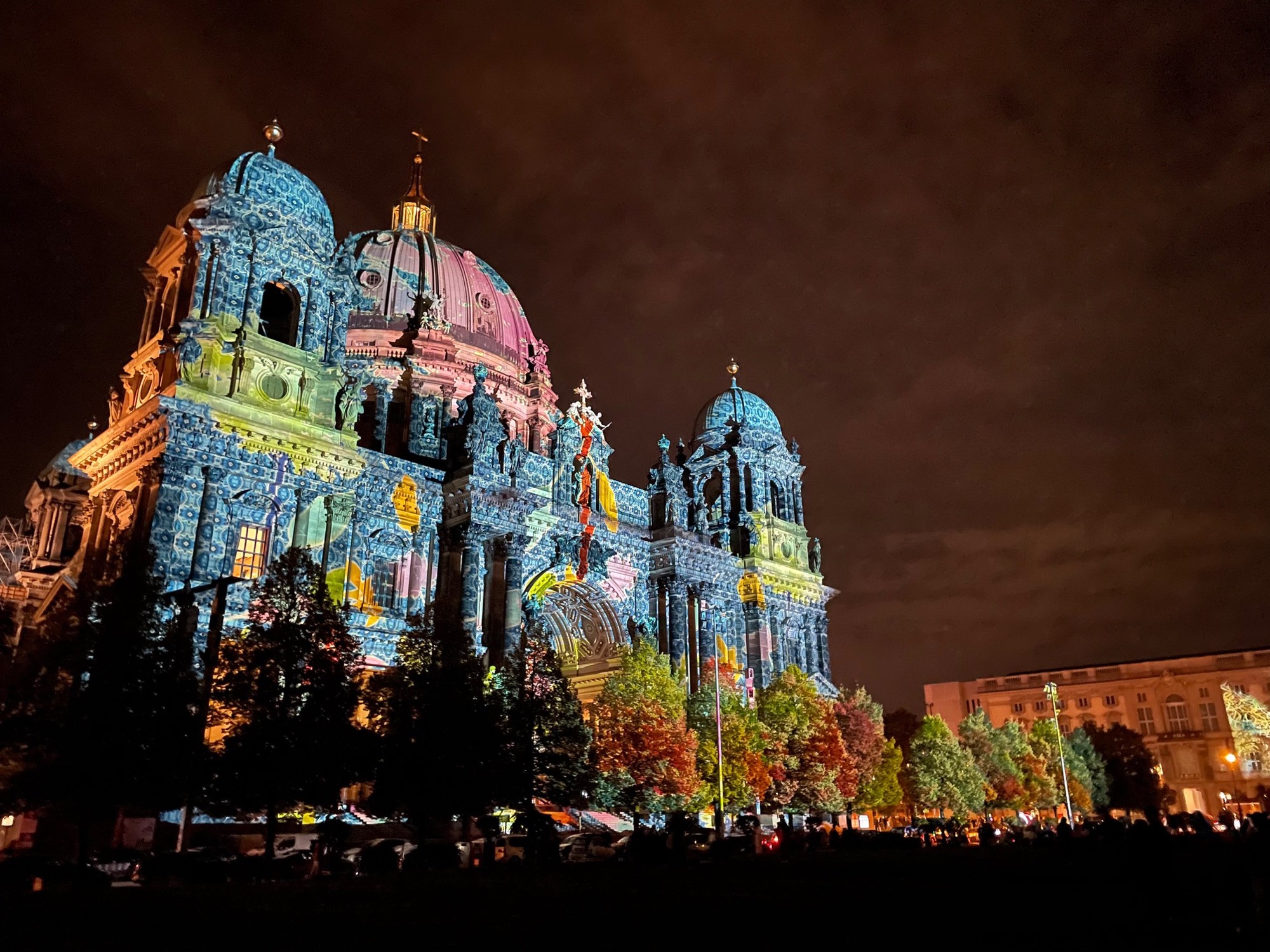 Đến với lễ hội, du kh&aacute;ch c&oacute; dịp được thưởng thức nhiều tiết mục tr&igrave;nh diễn nghệ thuật, &acirc;m nhạc, c&ugrave;ng với đ&oacute; c&aacute;c tour tham quan cho kh&aacute;ch du lịch khuyến kh&iacute;ch du kh&aacute;ch trải nghiệm v&agrave; kh&aacute;m ph&aacute; những n&eacute;t đẹp văn h&oacute;a của thủ đ&ocirc; Berlin n&oacute;i ri&ecirc;ng v&agrave; nước Đức n&oacute;i chung.