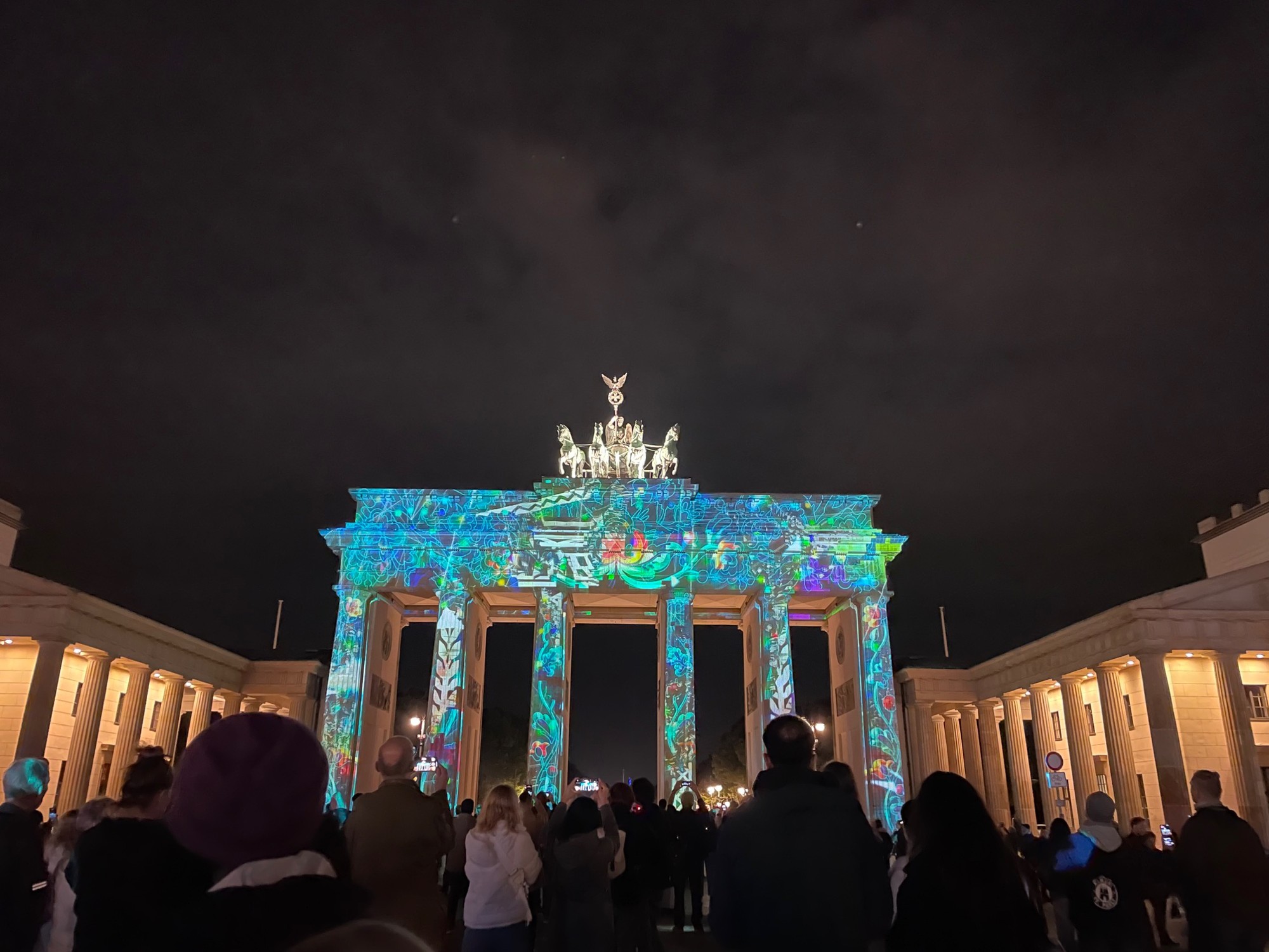 Cổng th&agrave;nh Brandenburg - biểu tượng của thủ đ&ocirc; Berlin tại quảng trường Pariser cũng kho&aacute;c l&ecirc;n m&igrave;nh chiếc &aacute;o sắc m&agrave;u rực rỡ.