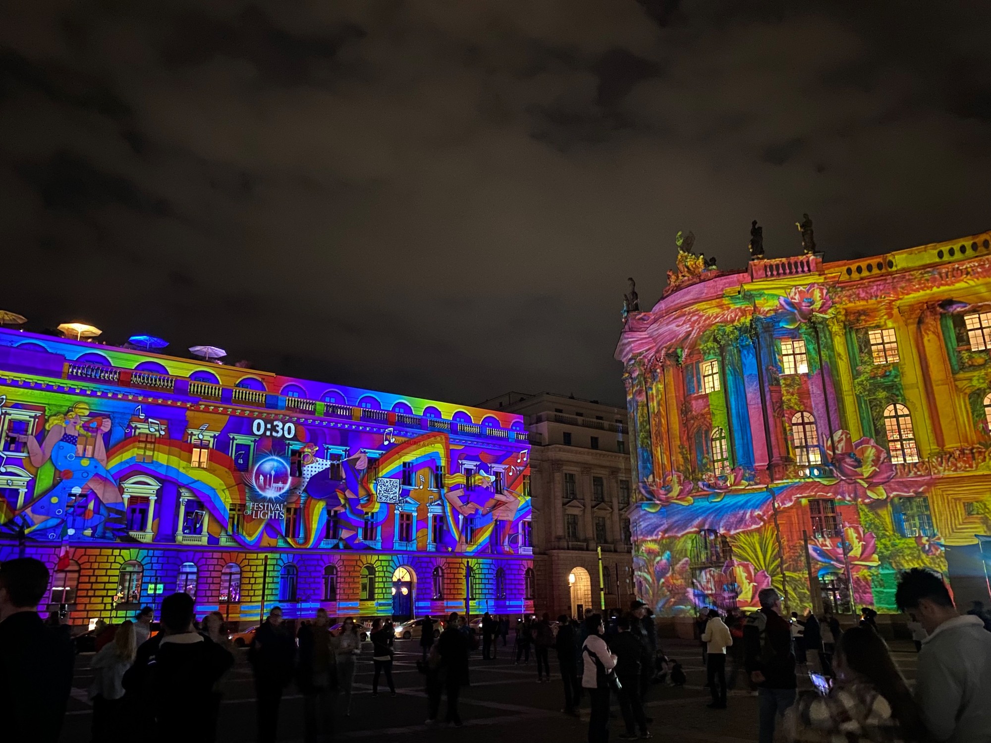 Thủ đ&ocirc; Berlin của nước Đức đang c&oacute; những đ&ecirc;m đầy &aacute;nh s&aacute;ng v&agrave; nhiều c&acirc;u chuyện sinh động được kể bằng m&agrave;u sắc v&agrave; &acirc;m nhạc. Tại hơn 70 địa điểm trải rộng tr&ecirc;n to&agrave;n th&agrave;nh phố Berlin, những t&aacute;c phẩm nghệ thuật &aacute;nh s&aacute;ng độc đ&aacute;o đ&atilde; được c&aacute;c nghệ sĩ tr&igrave;nh chiếu tr&ecirc;n nền những c&ocirc;ng tr&igrave;nh cổ k&iacute;nh c&oacute; gi&aacute; trị lịch sử như nh&agrave; cổng th&agrave;nh Brandenburg, cung điện Charlottenburg, quảng trường Potsdamer Platz, th&aacute;p truyền h&igrave;nh...