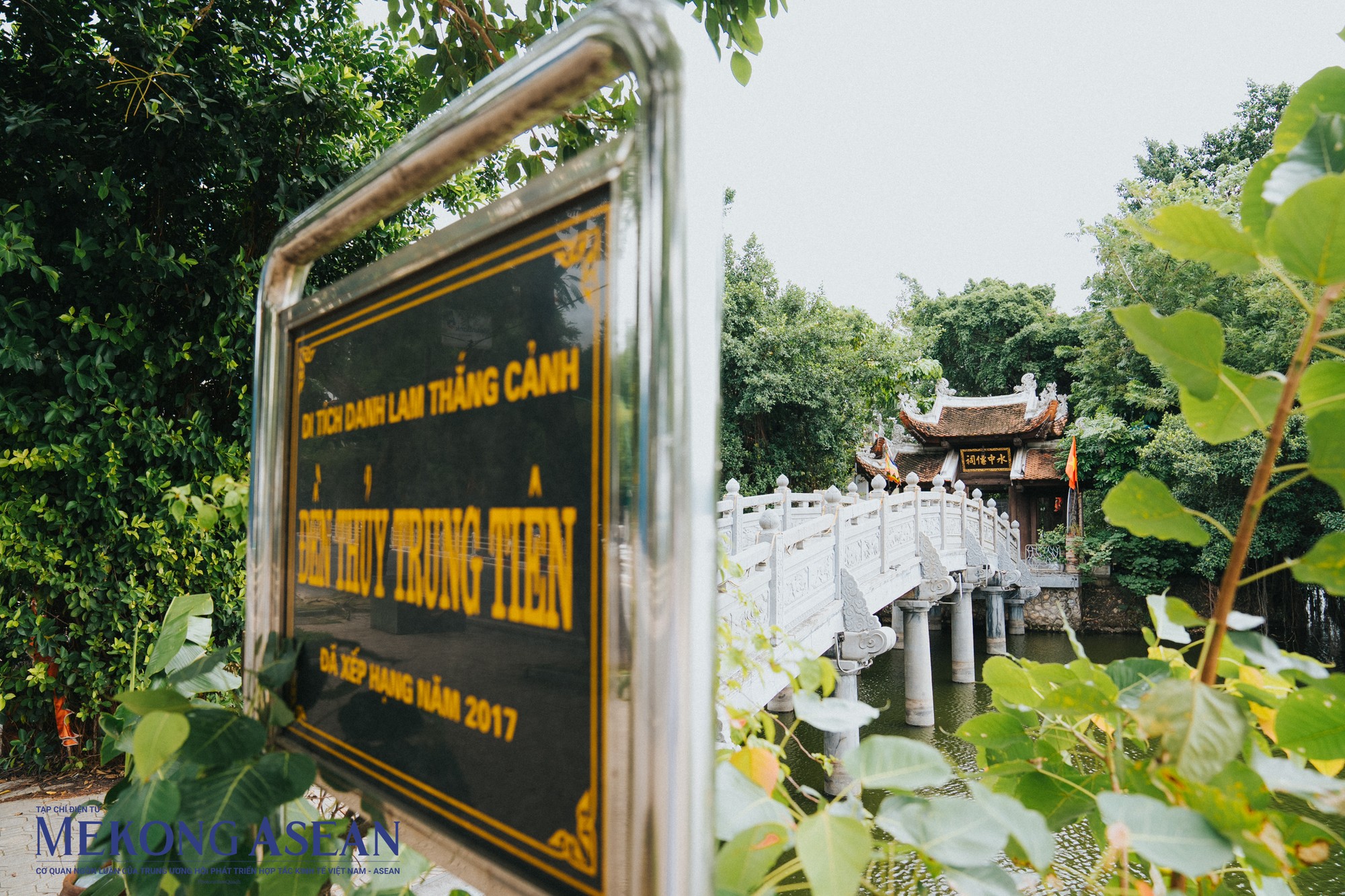 Đền Cẩu Nhi như c&aacute;ch gọi quen thuộc c&oacute; t&ecirc;n ch&iacute;nh thức l&agrave; đền Thủy Trung Ti&ecirc;n được nối với đường Thanh Ni&ecirc;n bằng chiếc cầu đ&aacute; d&agrave;i 18m gồm năm nhịp, th&acirc;n cầu chạm nổi rồng phượng h&igrave;nh v&ograve;ng cung nối từ đường Thanh Ni&ecirc;n v&agrave;o thẳng cổng tam quan của đền. Đ&acirc;y l&agrave; c&acirc;y cầu mới được ho&agrave;n th&agrave;nh x&acirc;y dựng từ năm 2017.