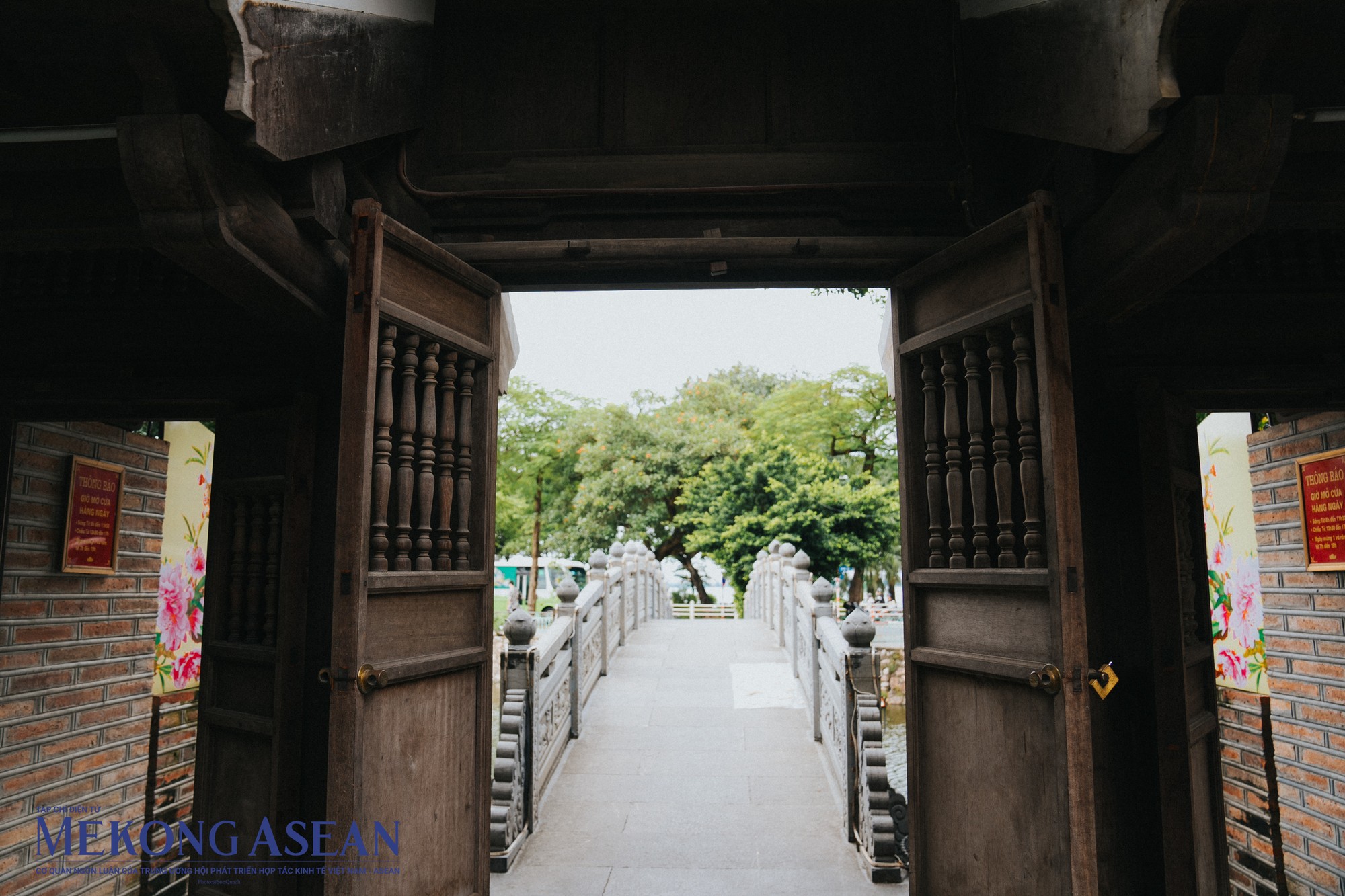 Sau 2 năm thi c&ocirc;ng, năm 2017 đền Thủy Trung Ti&ecirc;n hay đền Cẩu Nhi ho&agrave;n th&agrave;nh c&ocirc;ng t&aacute;c tr&ugrave;ng tu để c&oacute; diện mạo ho&agrave;n chỉnh như hiện nay. D&ugrave; nằm trong quần thể di t&iacute;ch đền Qu&aacute;n Th&aacute;nh, ch&ugrave;a Trấn Quốc v&agrave; c&oacute; vị tr&iacute; độc đ&aacute;o, nhưng vẫn kh&aacute; &iacute;t người biết đến ng&ocirc;i đền do vị tr&iacute; nằm ẩn m&igrave;nh trong l&ugrave;m c&acirc;y cổ thụ giữa hồ Tr&uacute;c Bạch.