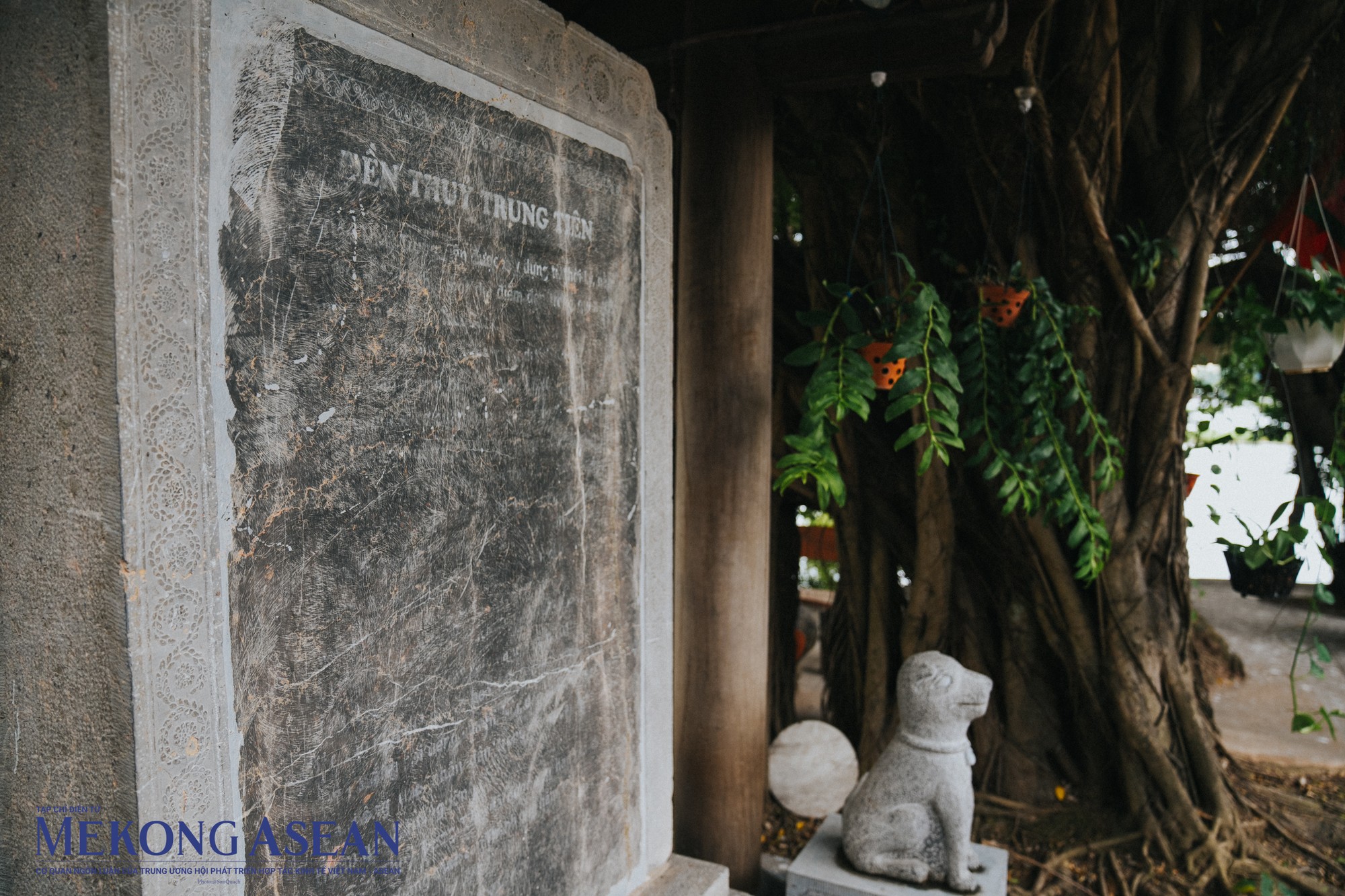 Trong đền, tr&ecirc;n tấm bia đ&aacute; đ&atilde; mờ chữ do thời gian c&oacute; đoạn viết về lịch sử ra đời ng&ocirc;i đền n&agrave;y v&agrave;o thời vua L&yacute; Th&aacute;i Tổ: &amp;amp;amp;quot;Đến năm Canh Tuất c&oacute; việc dời đ&ocirc;, Cẩu Mẫu, Cẩu Nhi đều h&oacute;a, vua nghe chuyện bảo đ&oacute; l&agrave; ch&oacute; thần b&egrave;n xuống chiếu cho dựng miếu thờ Cẩu Mẫu tr&ecirc;n n&uacute;i v&agrave; dựng miếu thờ Cẩu Nhi trong hồ n&agrave;y&rdquo;.