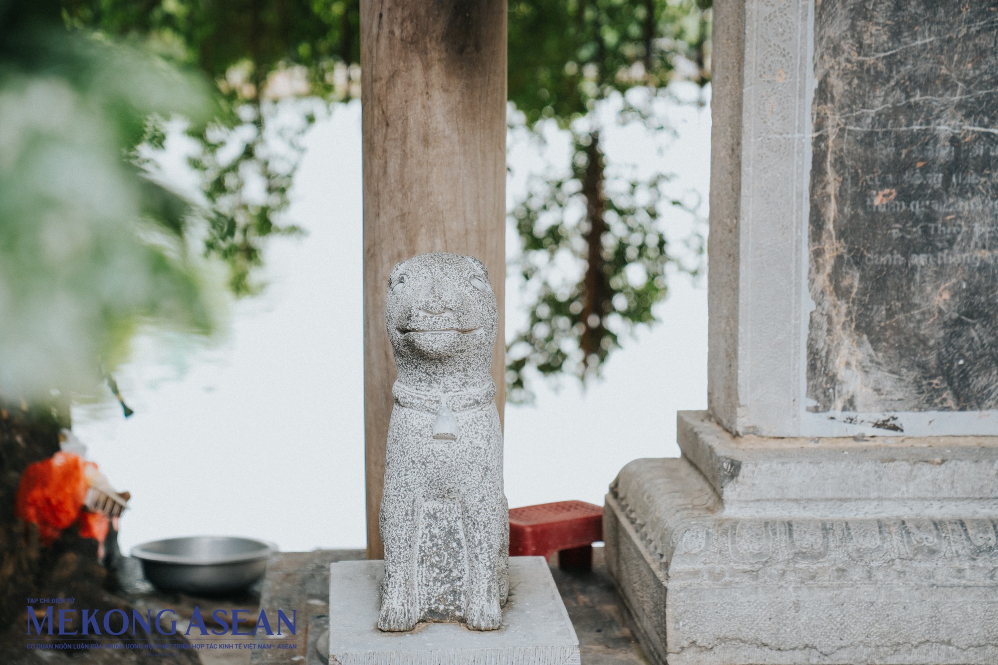 Xung quanh bia đ&aacute; chạm nổi h&igrave;nh c&aacute;nh sen khắc 4 chữ &ldquo;Di t&iacute;ch Cẩu Nhi&rdquo;. Theo huyền sử, đền Cẩu Nhi tức đền Thủy Trung Ti&ecirc;n ng&agrave;y nay c&oacute; từ đầu đời L&yacute;, gắn với c&acirc;u chuyện truyền thuyết một con ch&oacute; đang c&oacute; chửa đ&atilde; gi&uacute;p L&yacute; C&ocirc;ng Uẩn x&acirc;y th&agrave;nh Thăng Long tr&ecirc;n nền th&agrave;nh cũ Đại La.