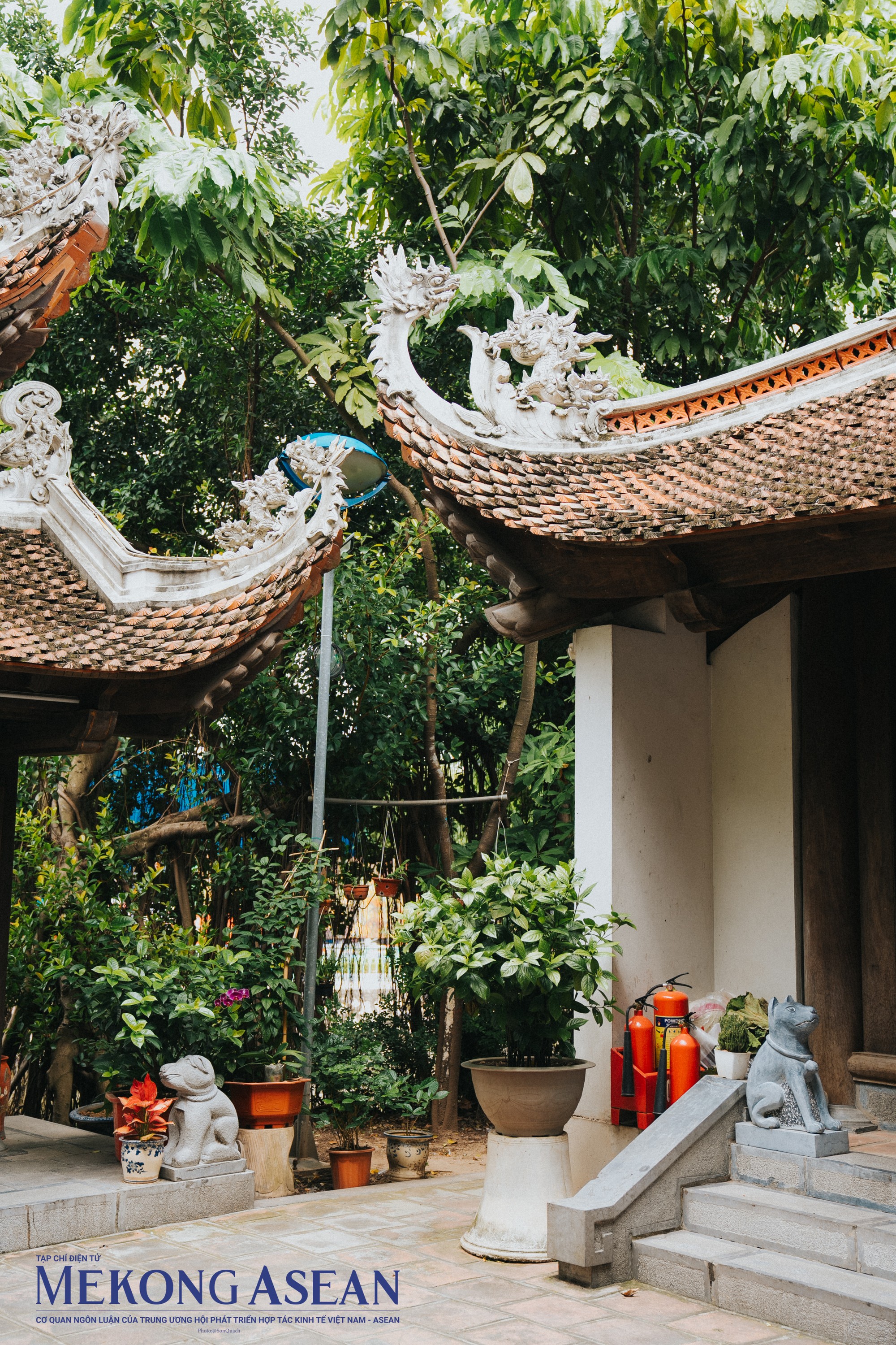 Sau khi x&acirc;y th&agrave;nh, L&yacute; C&ocirc;ng Uẩn l&uacute;c n&agrave;y đổi ni&ecirc;n hiệu th&agrave;nh L&yacute; Th&aacute;i Tổ, đ&atilde; x&acirc;y đền Cẩu Nhi ở tr&ecirc;n ch&iacute;nh n&uacute;i N&ugrave;ng để thờ h&agrave;ng năm, coi như đ&oacute; l&agrave; đặc &acirc;n của tạo h&oacute;a cho d&acirc;n Đại Việt.