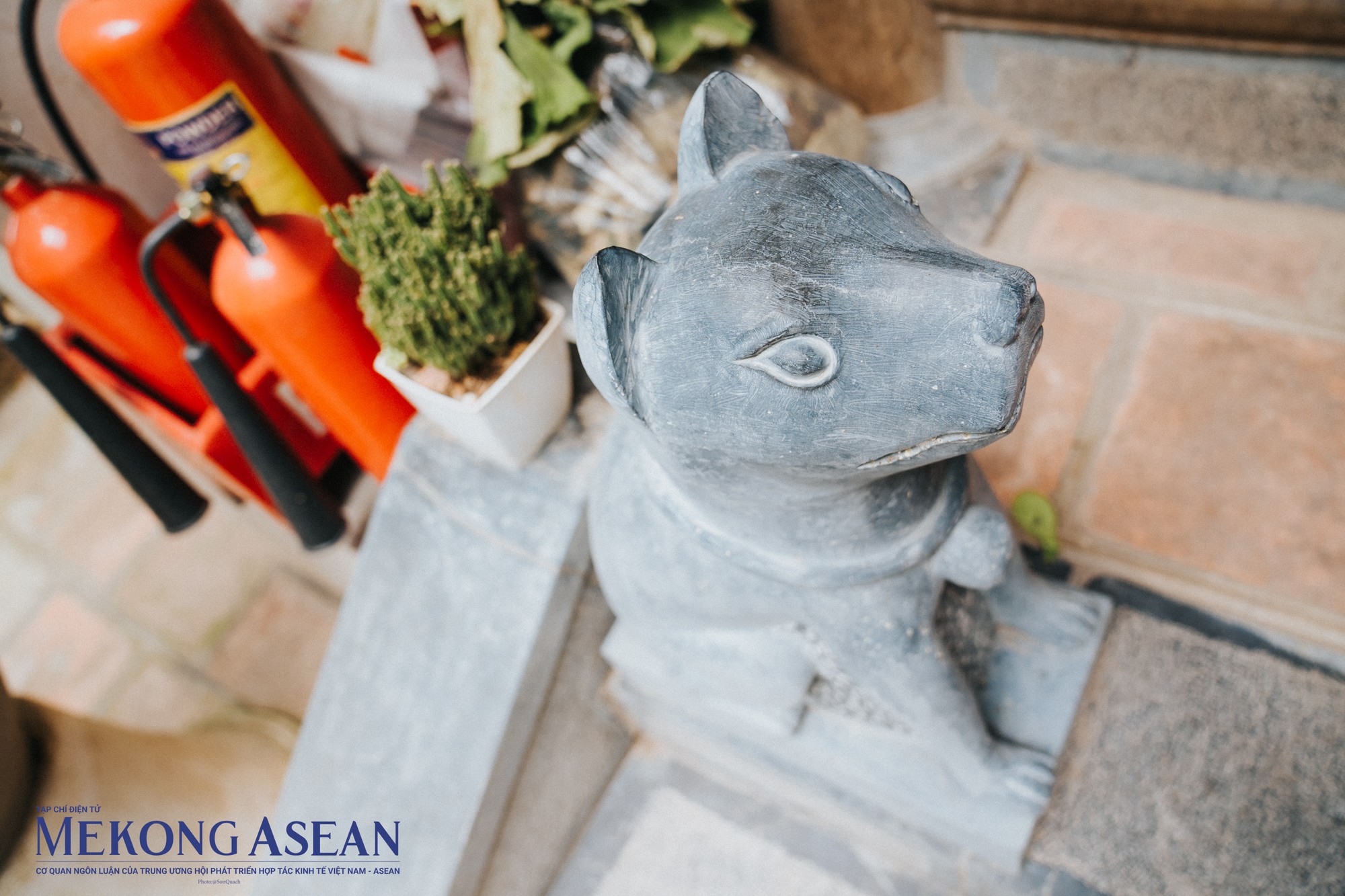 Sau n&agrave;y, đền Cẩu Nhi được di dời từ n&uacute;i N&ugrave;ng, mang ra x&acirc;y ở vị tr&iacute; hiện nay, tại khu hồ Tr&uacute;c Bạch. Sau suốt thời gian d&agrave;i, truyền thuyết về hai mẹ con ch&oacute; h&oacute;a thần từ thời L&yacute; bị l&atilde;ng qu&ecirc;n theo thời gian.