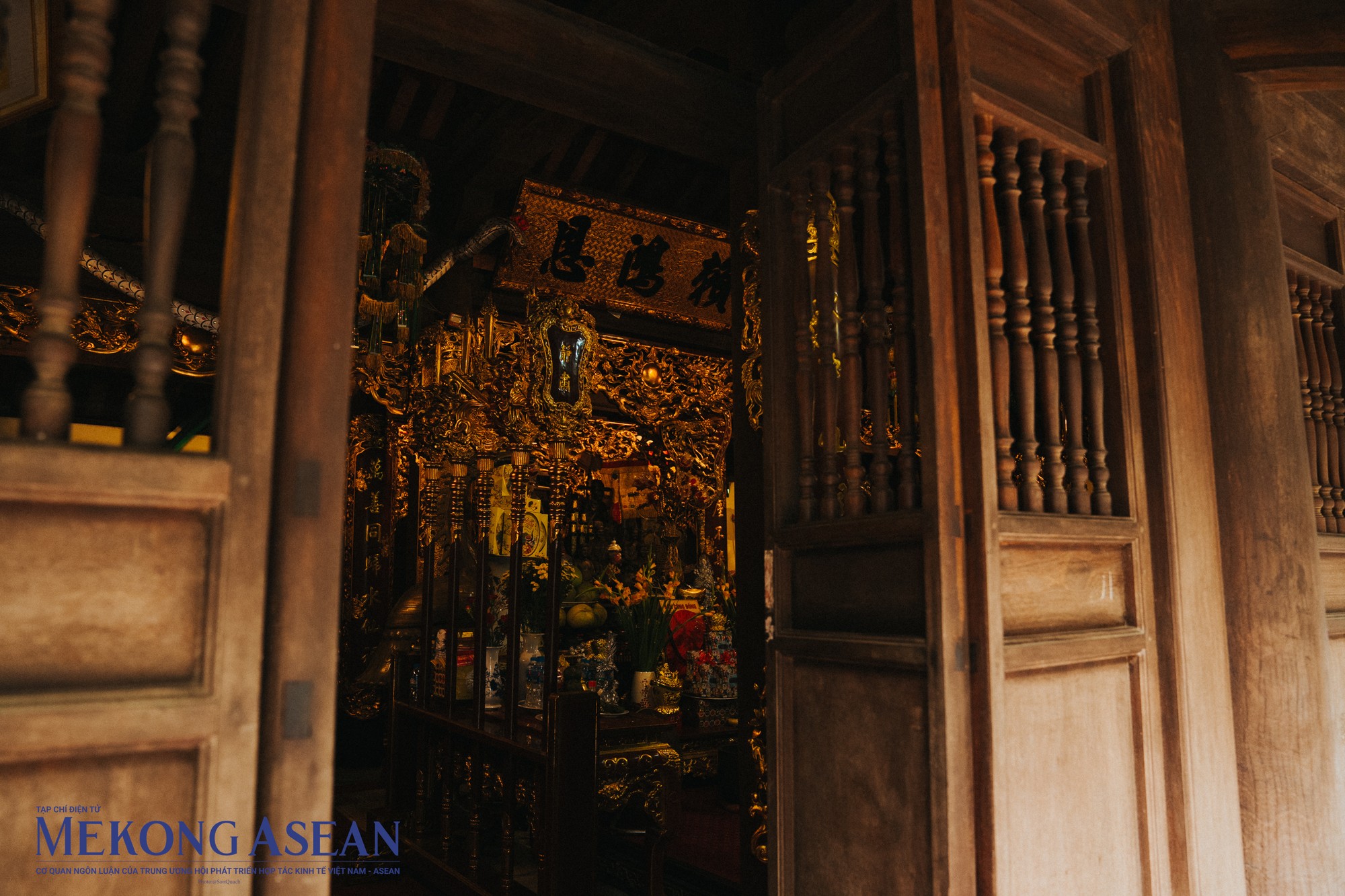 Trải qua rất nhiều biến cố, năm 1982, ng&ocirc;i đền tr&ecirc;n đảo giữa hồ Tr&uacute;c Bạch bị ph&aacute; để mở một cơ sở sản xuất ở đ&acirc;y. Đến năm 1985, tại địa điểm n&agrave;y c&ograve;n h&igrave;nh th&agrave;nh một qu&aacute;n ăn gọi l&agrave; Cổ Ngư qu&aacute;n v&agrave; ở đ&acirc;y người ta mở nhạc, thậm ch&iacute; c&oacute; cả khi&ecirc;u vũ, tổ chức c&aacute;c đ&aacute;m cưới trong đền cũ n&agrave;y. Sau thời gian d&agrave;i tranh luận giữa c&aacute;c nh&agrave; khoa học v&agrave; sử học, đến năm 2015 UBND TP H&agrave; Nội v&agrave; Bộ Văn h&oacute;a quyết định kh&ocirc;i phục đền Cẩu Nhi.