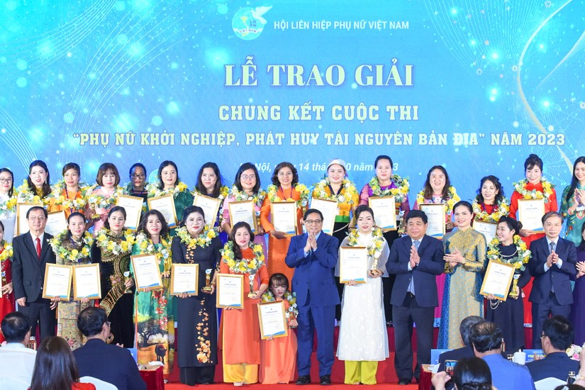 Thủ tướng Phạm Minh Ch&iacute;nh c&ugrave;ng c&aacute;c đại biểu chụp ảnh lưu niệm tại Lễ trao giải. Ảnh: VGP