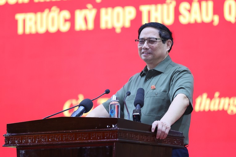 Thủ tướng Phạm Minh Ch&iacute;nh giải đ&aacute;p c&aacute;c &yacute; kiến, kiến nghị của cử tri. Ảnh: VGP