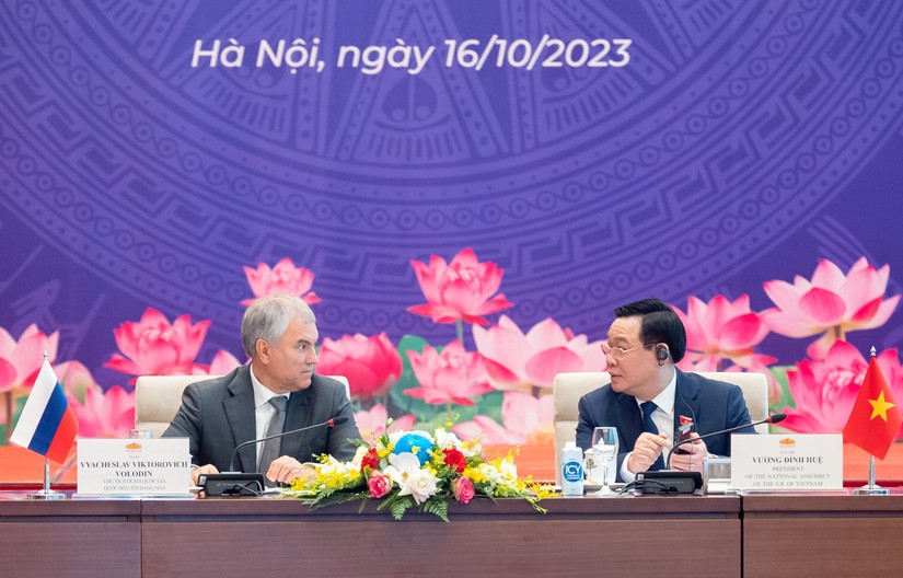 Chủ tịch Quốc hội Vương Đ&igrave;nh Huệ v&agrave; Chủ tịch Duma Quốc gia Quốc hội Li&ecirc;n bang Nga Vyacheslav Viktorovich Volodin đồng chủ tr&igrave; phi&ecirc;n họp. Ảnh: quochoi.vn