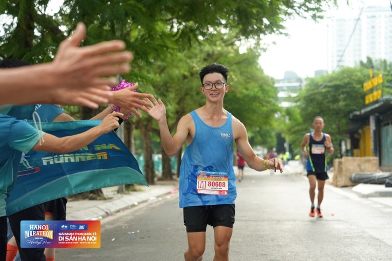 C&aacute;c vận động vi&ecirc;n tr&ecirc;n đường chạy tại giải Hanoi Marathon - Heritage Race 2023. (Ảnh: Hanoi Marathon)