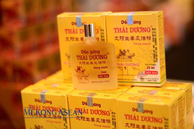 Dầu gừng Th&aacute;i Dương l&agrave; một trong những sản phẩm của doanh nghiệp được xuất khẩu ch&iacute;nh ngạch sang Trung Quốc. Ảnh: L&ecirc; Hồng Nhung