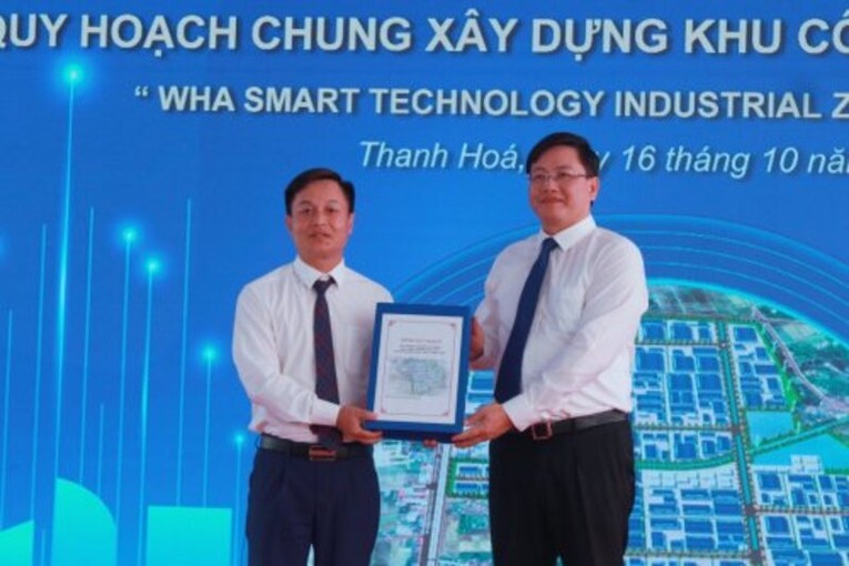 Ph&oacute; Chủ tịch UBND tỉnh Thanh H&oacute;a Mai Xu&acirc;n Li&ecirc;m trao quyết định ph&ecirc; duyệt Đồ &aacute;n Quy hoạch chung x&acirc;y dựng Khu c&ocirc;ng nghiệp Ph&uacute; Qu&yacute; cho l&atilde;nh đạo huyện Hoằng H&oacute;a. Nguồn: Cổng th&ocirc;ng tin điện tử huyện Hoằng H&oacute;a.