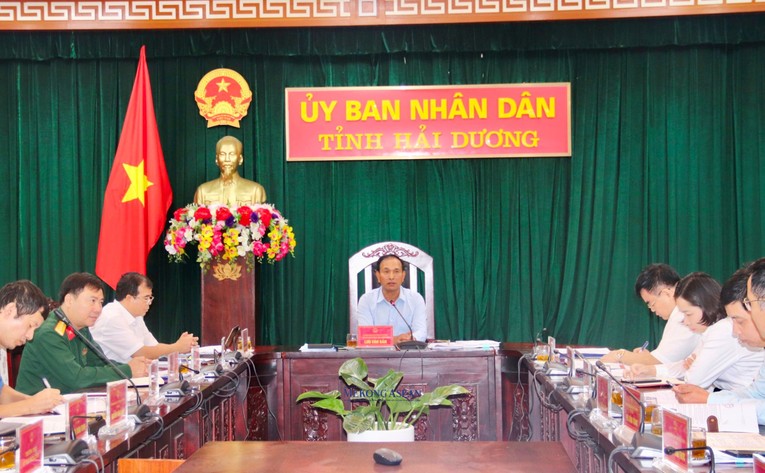 Ph&oacute; Chủ tịch Thường trực UBND tỉnh Hải Dương Lưu Văn Bản chủ tr&igrave; phi&ecirc;n họp. Ảnh: Quyết Đỗ.