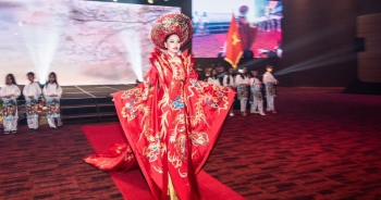 Áo dài Việt Nam khoe sắc tại Malaysia