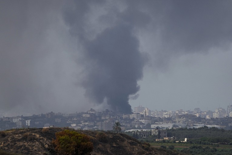 Kh&oacute;i bốc l&ecirc;n sau cuộc kh&ocirc;ng k&iacute;ch của Israel tại Gaza, nh&igrave;n từ miền nam Israel, ng&agrave;y 17/10. Ảnh: AP