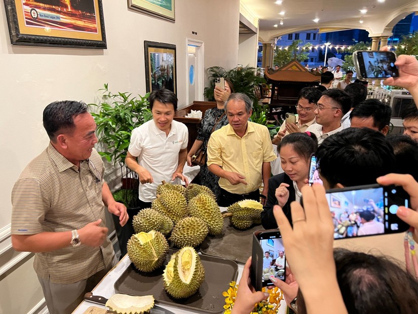 &Ocirc;ng Đo&agrave;n Nguy&ecirc;n Đức - Chủ tịch HAGL giới thiệu về sầu ri&ecirc;ng của c&ocirc;ng ty trong buổi gặp gỡ nh&agrave; đầu tư hồi th&aacute;ng 8 vừa qua.