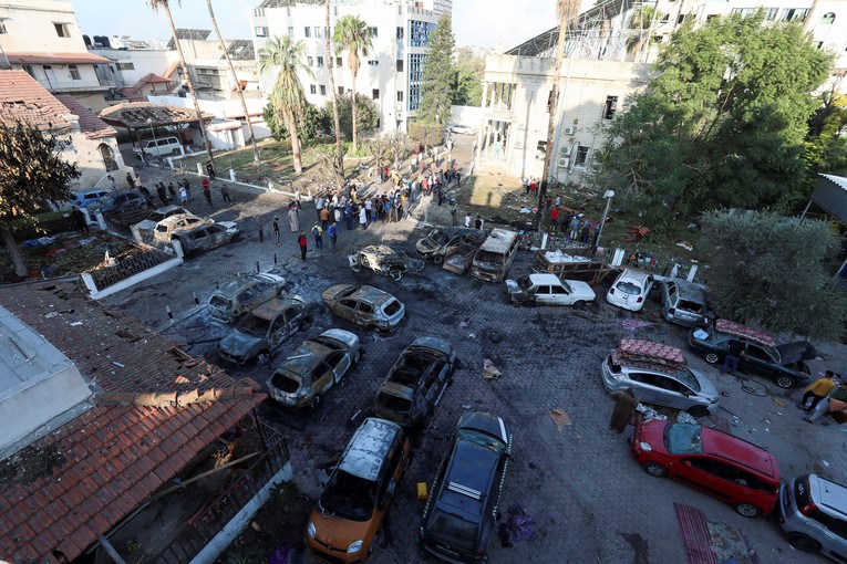 Hiện trường vụ nổ tại bệnh viện Al-Ahli ở Gaza khiến h&agrave;ng trăm người thiệt mạng. Ảnh: Reuters