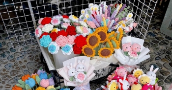 Thị trường quà tặng 20/10: Hoa len, hoa bóng bay hút khách