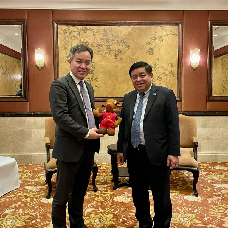 Bộ trưởng Nguyễn Ch&iacute; Dũng trao qu&agrave; lưu niệm cho đại diện Tập đo&agrave;n CCCC.