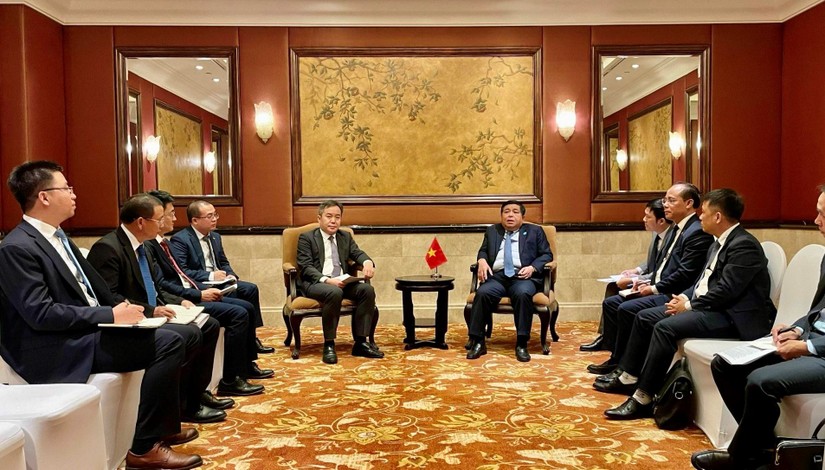 Bộ trưởng Kế hoạch v&agrave; Đầu tư l&agrave;m việc với &ocirc;ng Bạch Ngọc Chiến, Gi&aacute;m đốc Tổng C&ocirc;ng ty x&acirc;y dựng Cảng Trung Quốc (CHEC).