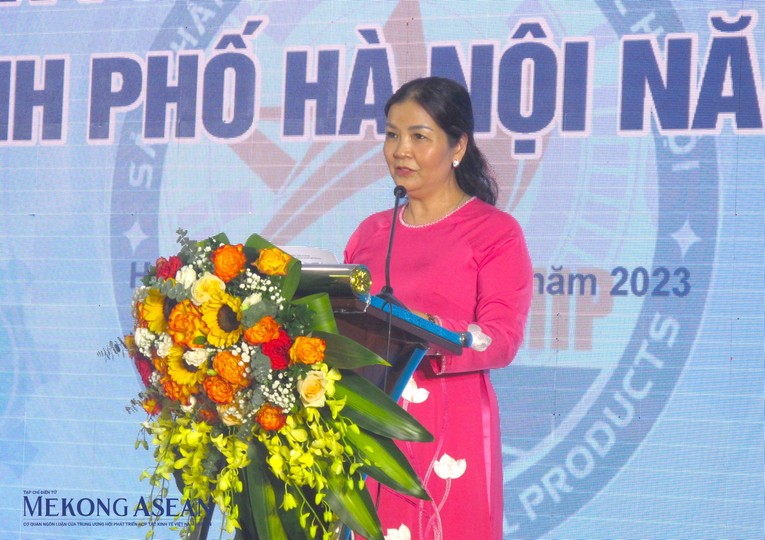 B&agrave; Trần Thị Phương Lan, Quyền Gi&aacute;m đốc Sở C&ocirc;ng Thương H&agrave; Nội ph&aacute;t biểu khai mạc. Ảnh: Anh Thư