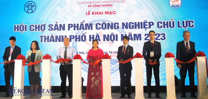 Lễ cắt băng khai mạc Hội chợ quốc tế sản phẩm c&ocirc;ng nghiệp chủ lực TP H&agrave; Nội năm 2023. Ảnh: Anh Thư