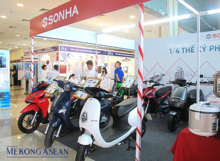 Gian h&agrave;ng trưng b&agrave;y của C&ocirc;ng ty Sơn H&agrave; tại hội chợ. Ảnh: Anh Thư