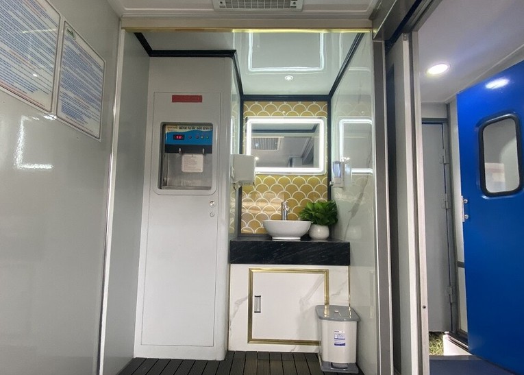 Đối với c&aacute;c toa xe kh&aacute;ch, lắp đặt mới b&igrave;nh nước n&oacute;ng, thiết bị vệ sinh sứ ở khoang rửa mặt v&agrave; buồng vệ sinh. Nguồn: VNR.