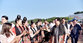 Chủ tịch Quốc hội Vương Đình Huệ thăm vùng trồng cà phê Sơn La