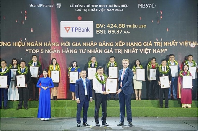 Đại diện TPBank nhận giải thưởng Top 5 ng&acirc;n h&agrave;ng tư nh&acirc;n gi&aacute; trị nhất Việt Nam