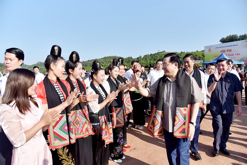 Chủ tịch Quốc hội Vương Đ&igrave;nh Huệ thăm b&agrave; con v&ugrave;ng trồng c&agrave; ph&ecirc;. Ảnh: CTTĐT Quốc hội