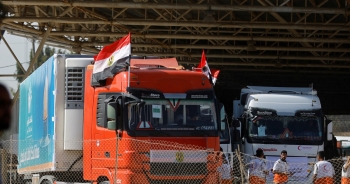 Đoàn xe cứu trợ nhân đạo đầu tiên tiến vào Dải Gaza