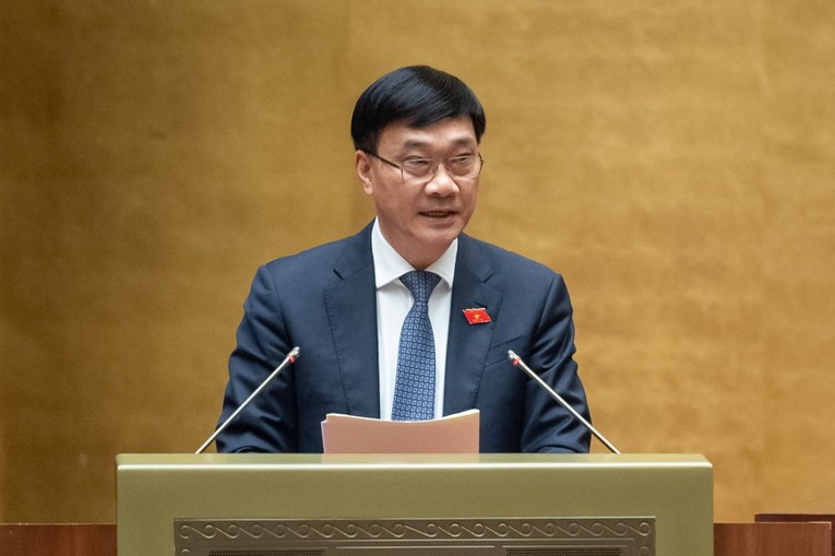 Chủ nhiệm Ủy ban Kinh tế của Quốc hội Vũ Hồng Thanh b&aacute;o c&aacute;o thẩm tra.