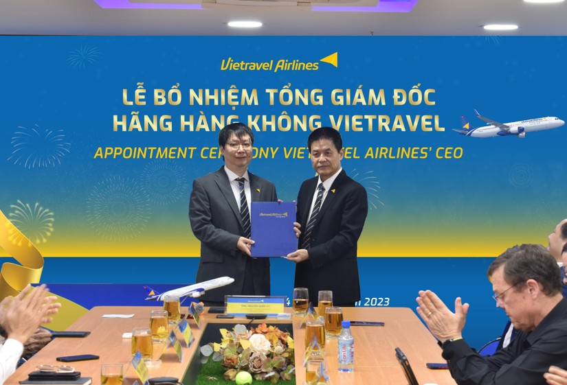 Chủ tịch HĐQT Vietravel Airlines Nguyễn Quốc Kỳ (phải) trao quyết định bổ nhiệm Tổng gi&aacute;m đốc Vietravel Airlines cho &ocirc;ng Nguyễn Minh Hải (tr&aacute;i). Ảnh: Vietravel.