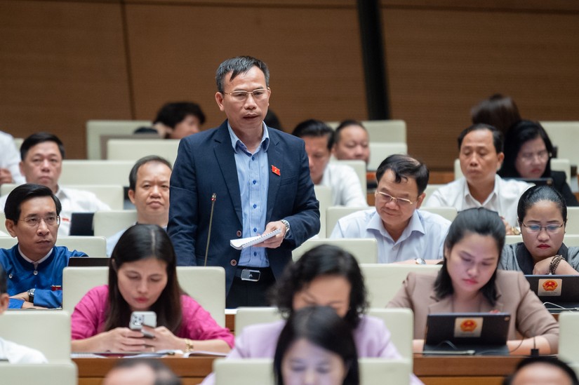 Đại biểu Đồng Ngọc Ba - Ủy vi&ecirc;n Thường trực Ủy ban Ph&aacute;p luật của Quốc hội tranh luận về vấn đề thời hạn chung cư.