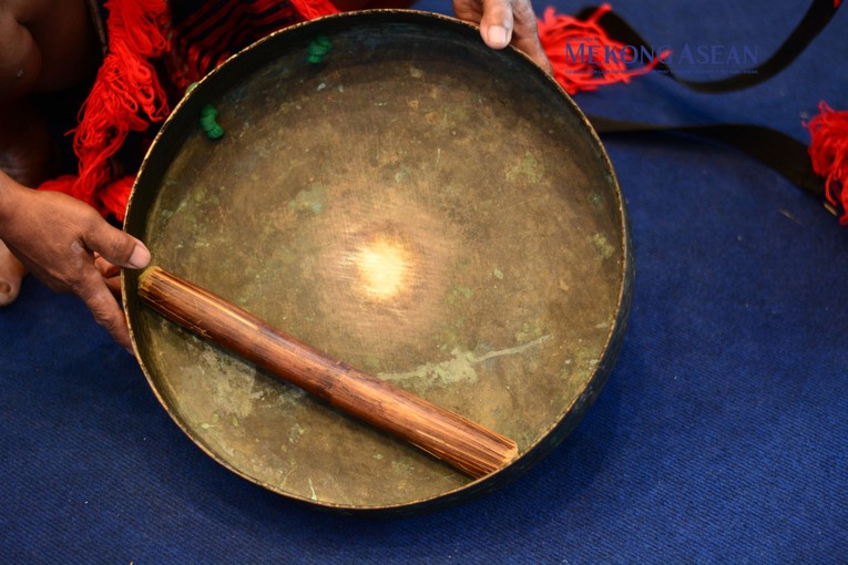 Chi&ecirc;ng của người Cor được l&agrave;m từ đồng, c&oacute; bề mặt tương đối phẳng, kh&aacute;c biệt so với c&aacute;c loại chi&ecirc;ng của đồng b&agrave;o d&acirc;n tộc thiểu số tại T&acirc;y Nguy&ecirc;n. Ảnh: L&ecirc; Hồng Nhung